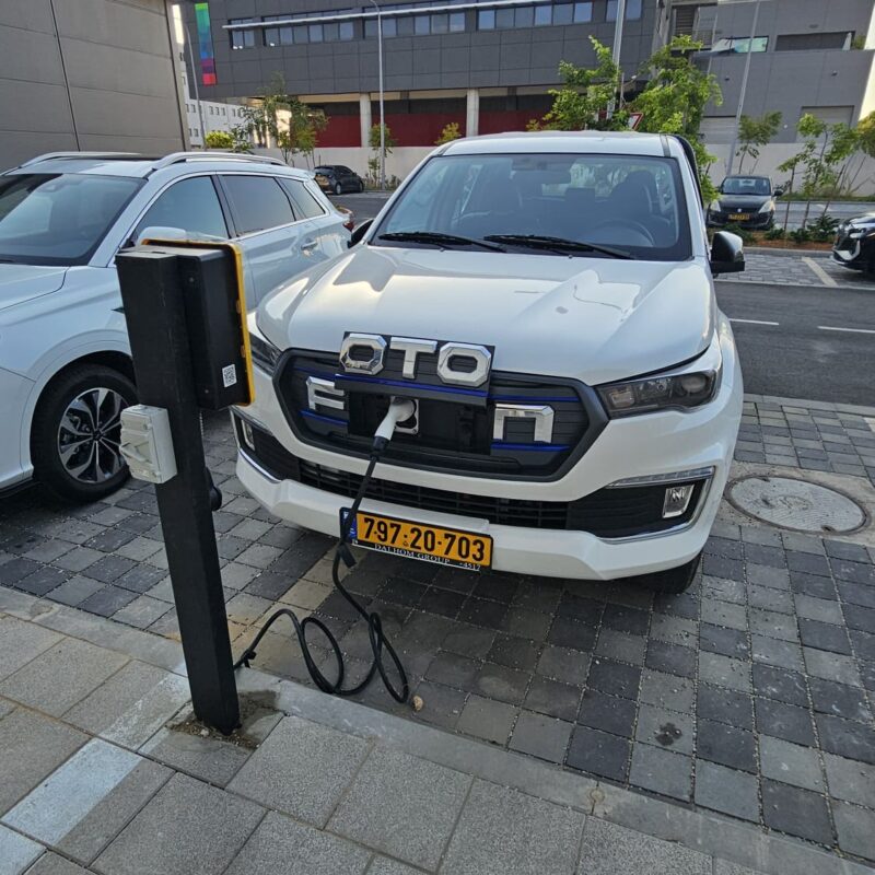 התקנת עמדת טעינה חיצונית עומדת - פרויקט דלהום מוטורס